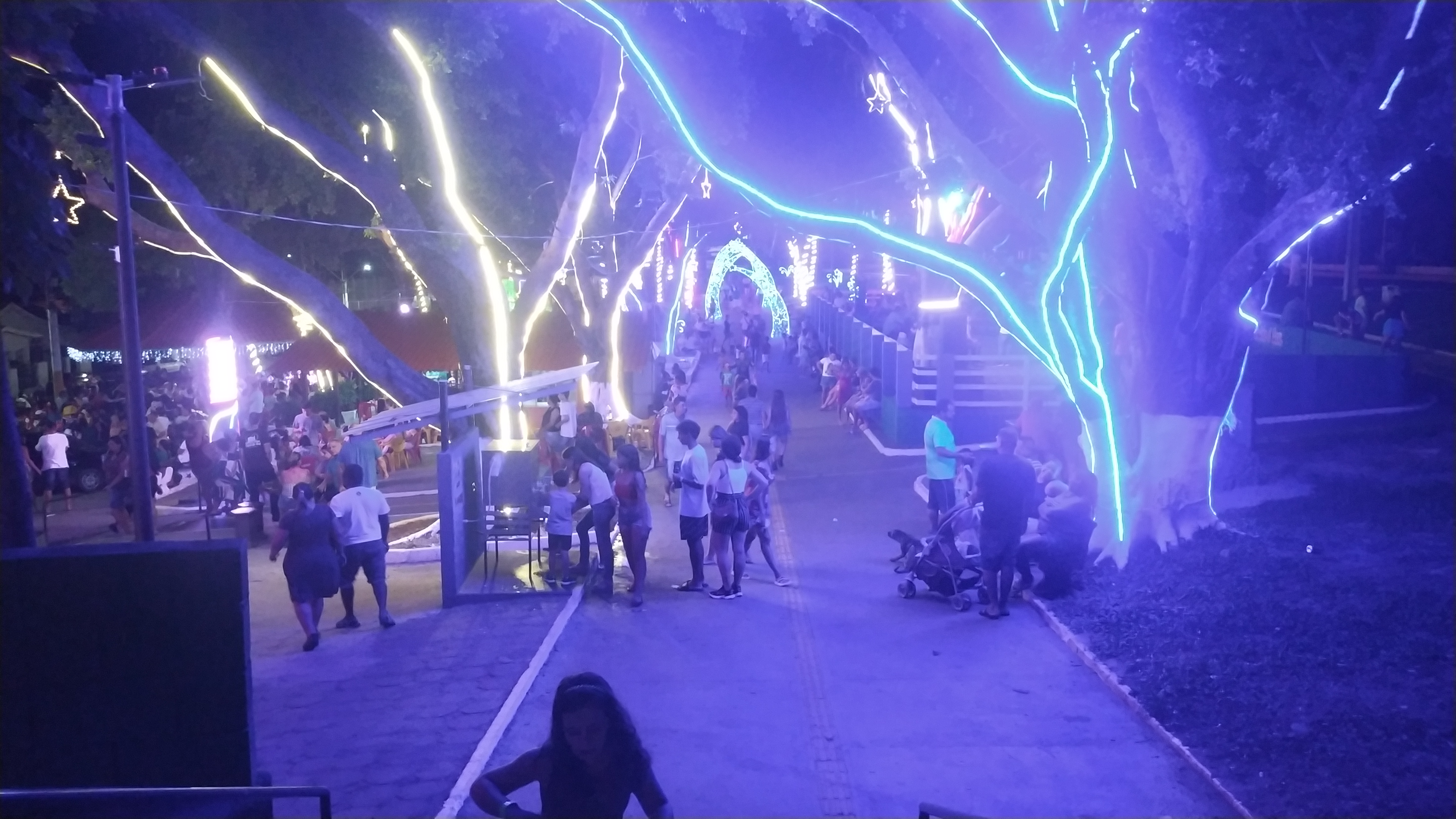 PRAÇA DA BANDEIRA FICA TODA ILUMINADA COM LUZES DE NATAL