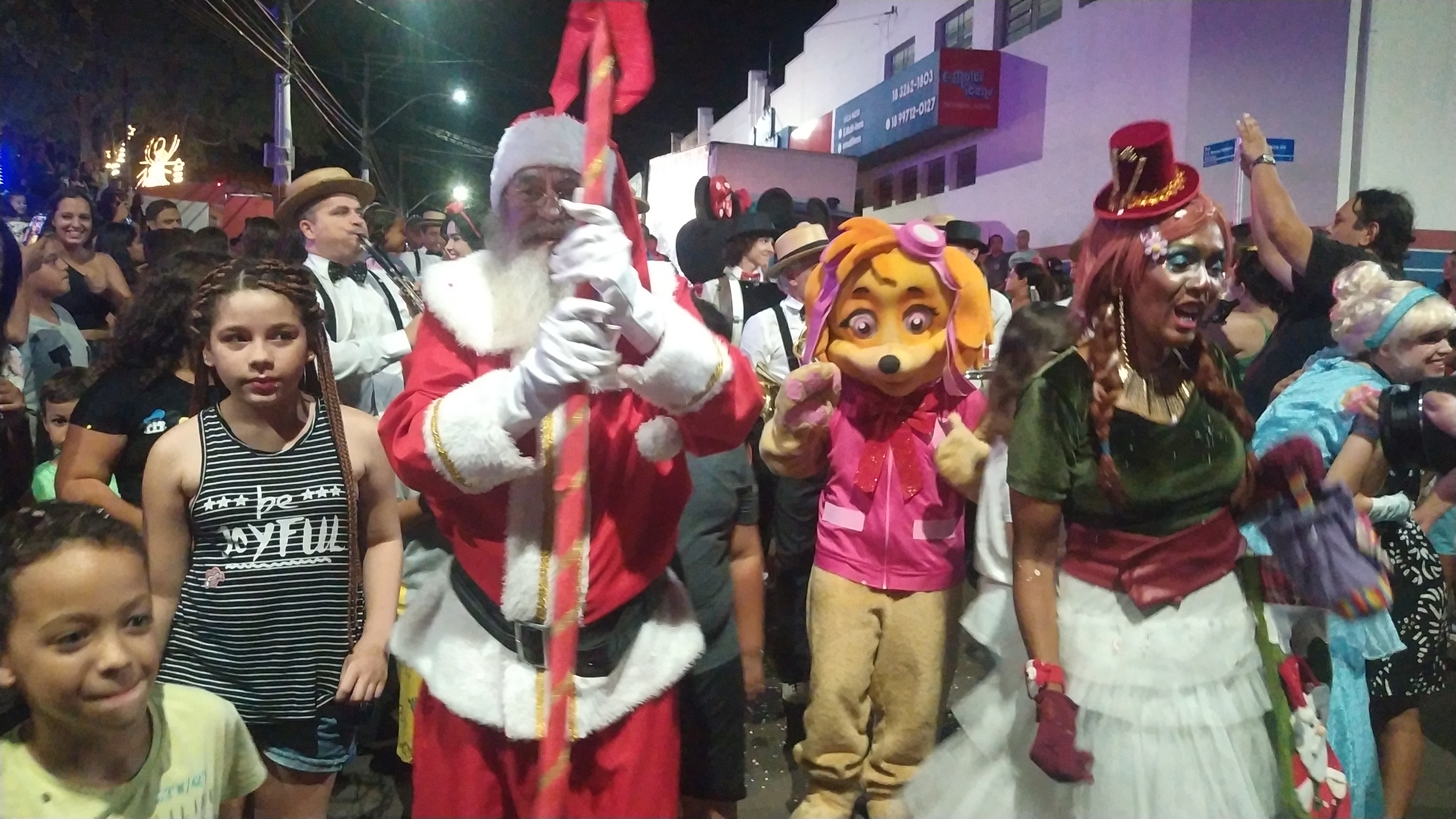 SEGUNDA FEIRA COM CHEGADA DO PAPAI NOEL AGITA PRAÇA EM BERNARDES